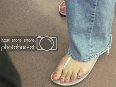 Foot Fetish Forum: Latina girl with long pink toes