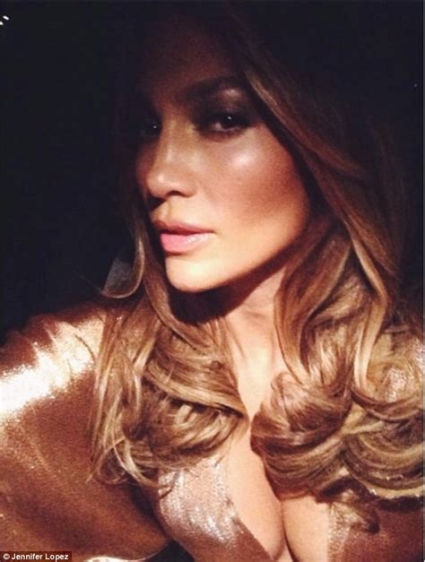 Sofia Vergara showcases her famous figure in plunging ...